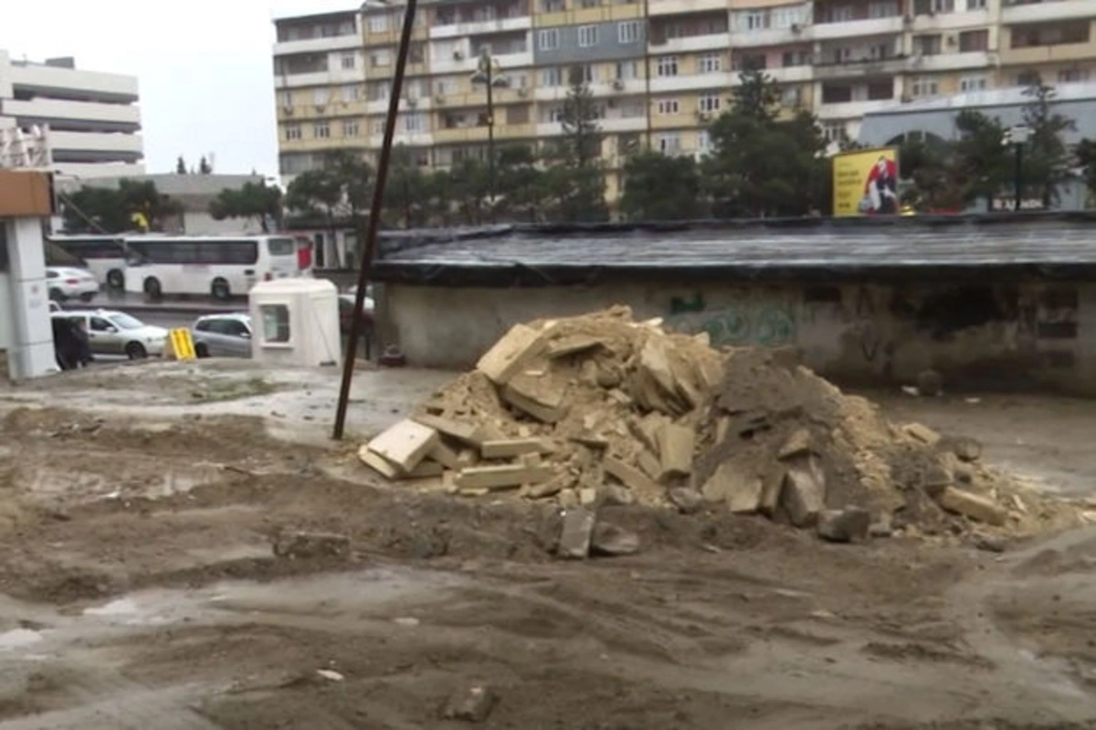 Жители Низаминского района недовольны проведением строительных работ - ВИДЕО